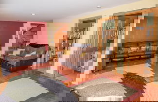 Foto 2 - The Whimsical Chalet 3 Bedroom Chalet by RedAwning