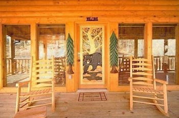 Photo 13 - 5 O' Clock Somewhere 3 Bedroom Cabin by RedAwning