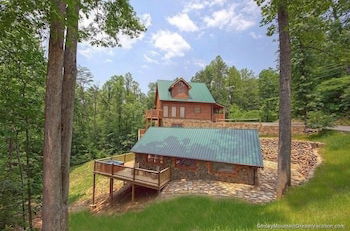 Photo 22 - 5 O' Clock Somewhere 3 Bedroom Cabin by RedAwning