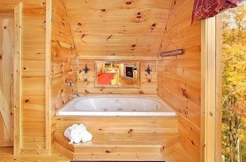 Photo 9 - 5 O' Clock Somewhere 3 Bedroom Cabin by RedAwning