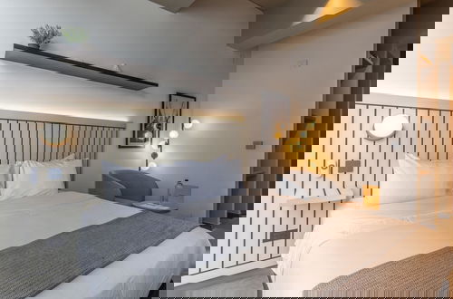 Photo 2 - w Modern Loft in Unique Building