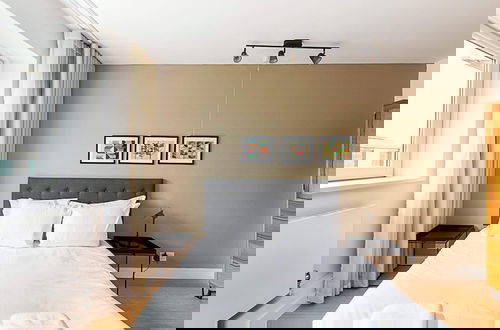 Photo 2 - Modern Apartment With Balcony