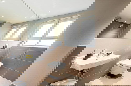 Photo 18 - Modern Apartment With Balcony