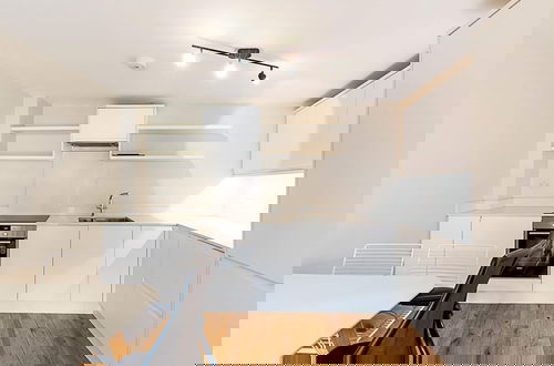 Photo 8 - Modern Apartment With Balcony