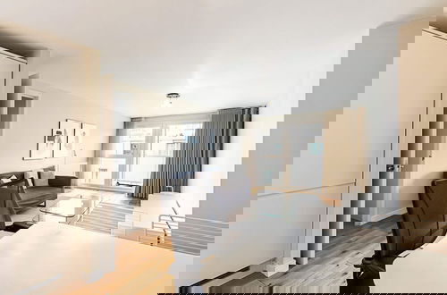 Photo 16 - Modern Apartment With Balcony
