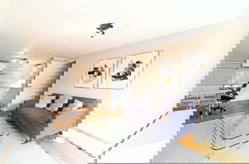 Photo 14 - Modern Apartment With Balcony