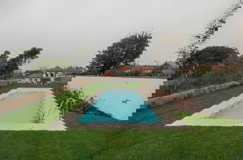 Foto 1 - Home with a Pool by Vacationy