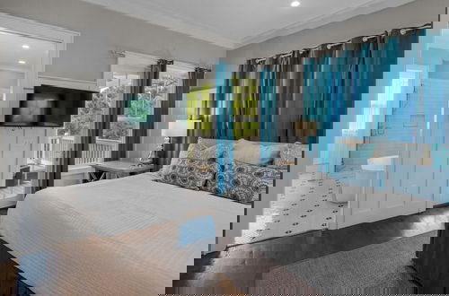 Foto 23 - 4 Minutes to Beach + Community Pool ~ Stunning Modern Home for 12