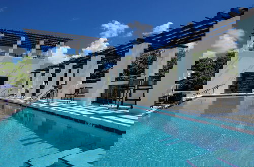 Foto 33 - 4 Minutes to Beach + Community Pool ~ Stunning Modern Home for 12