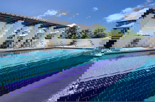 Foto 32 - 4 Minutes to Beach + Community Pool ~ Stunning Modern Home for 12
