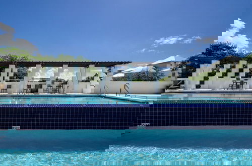 Foto 34 - 4 Minutes to Beach + Community Pool ~ Stunning Modern Home for 12