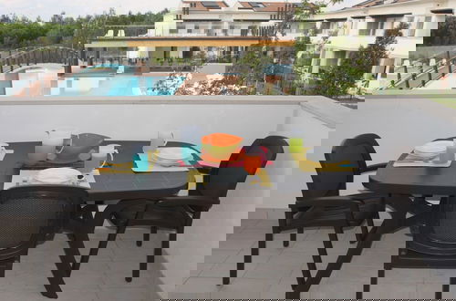 Foto 1 - Poolside Views From Comfy Apartment