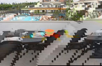 Foto 1 - Poolside Views From Comfy Apartment