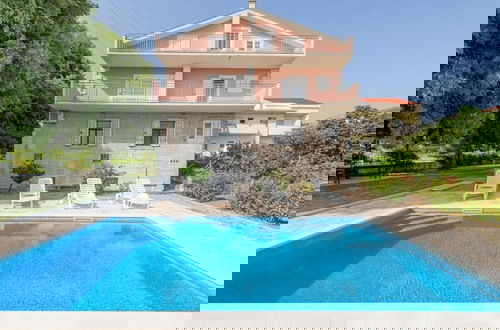 Photo 17 - Charming Retreat Holiday Home Mravince With Pool
