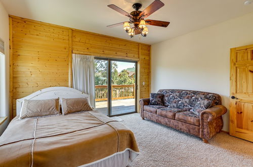 Photo 13 - Elegant & Luxury Big Bear Cabin - Walk to the Lake