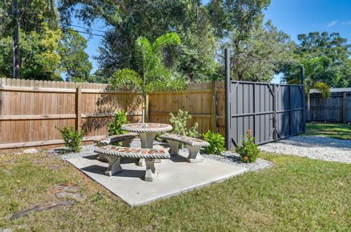 Foto 7 - Tampa Apartment w/ Shared Backyard & Fire Pit