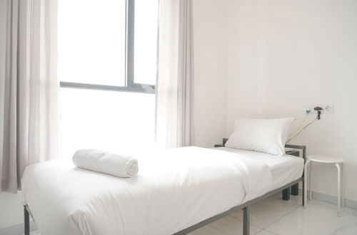 Foto 4 - Homey And Well Furnished Studio Sky House Alam Sutera Apartment