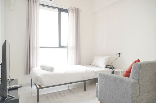 Foto 2 - Homey And Well Furnished Studio Sky House Alam Sutera Apartment