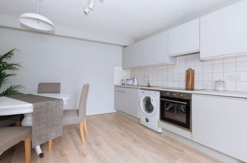 Photo 4 - Relaxing 1BD Flat With a Roof Terrace - Portobello