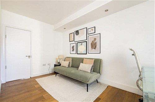 Photo 2 - The River Thames View - Stunning 2bdr Flat With Study Room + Balcony