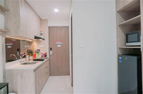 Foto 8 - Good Choice And Homey Studio Apartment At B Residence