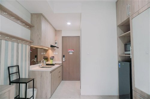 Foto 18 - Good Choice And Homey Studio Apartment At B Residence