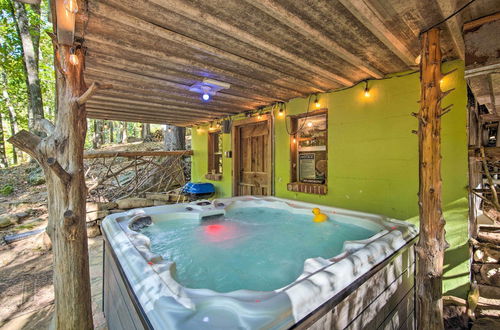 Foto 8 - 'the Treehouse Cabin' Creekside Home w/ Hot Tub