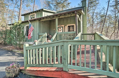 Foto 23 - Outdoor Adventure - Charming Cabin w/ Hot Tub