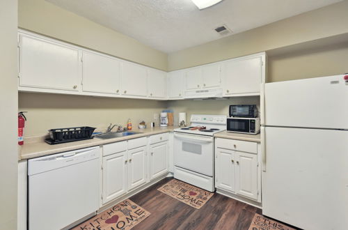 Foto 9 - Convenient Athens Condo w/ Patio ~ 3 Mi to Uga