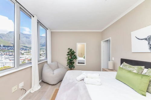 Foto 7 - Picturesque 2BD Apartment With Table Mountain View