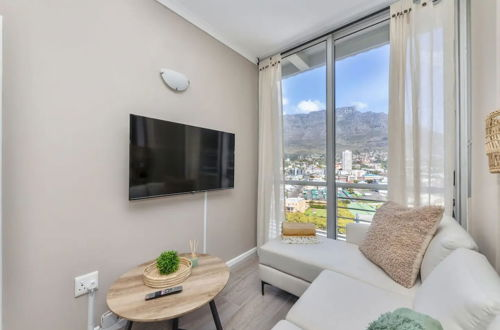 Foto 13 - Picturesque 2BD Apartment With Table Mountain View
