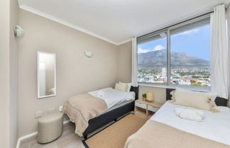 Foto 3 - Picturesque 2BD Apartment With Table Mountain View