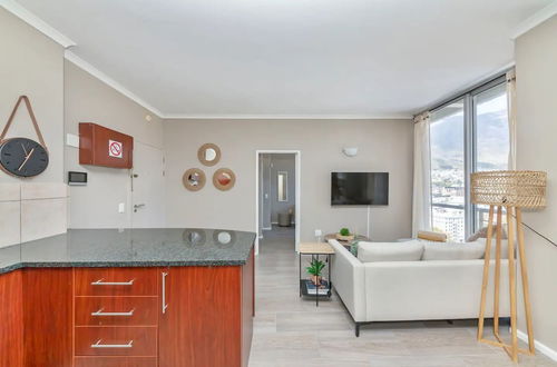 Foto 18 - Picturesque 2BD Apartment With Table Mountain View