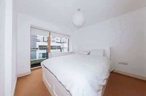 Photo 3 - Contemporary 2BD Flat by the Grand Canal - Dublin