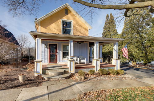 Photo 12 - Spacious Rockford Retreat: Walk Downtown