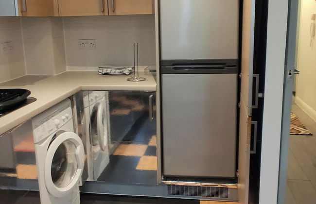 Apartment - Sleeps 4 - Parking - Station Close - Photo 11