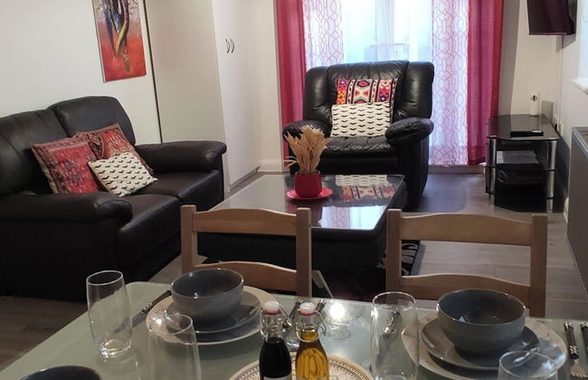 Apartment - Sleeps 4 - Parking - Station Close - Photo 6