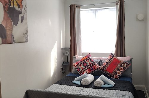 Photo 5 - Charming and Stylish 2-bed Apart - London Dagenham