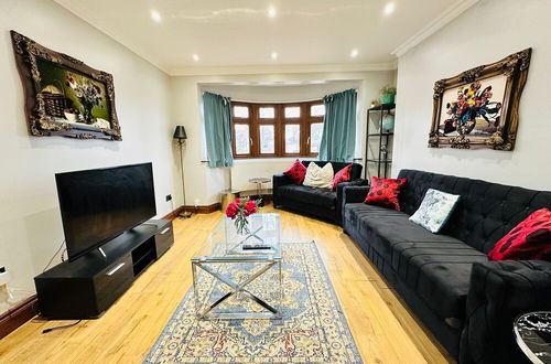 Photo 21 - Spacious 6 Bed House in Wembley