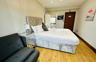 Photo 2 - Spacious 6 Bed House in Wembley