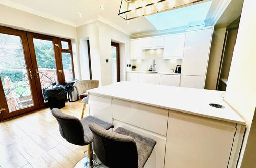 Photo 15 - Spacious 6 Bed House in Wembley
