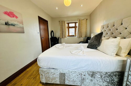 Photo 10 - Spacious 6 Bed House in Wembley
