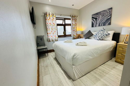 Photo 5 - Spacious 6 Bed House in Wembley