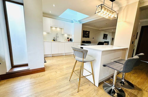 Foto 13 - Spacious 6 Bed House in Wembley