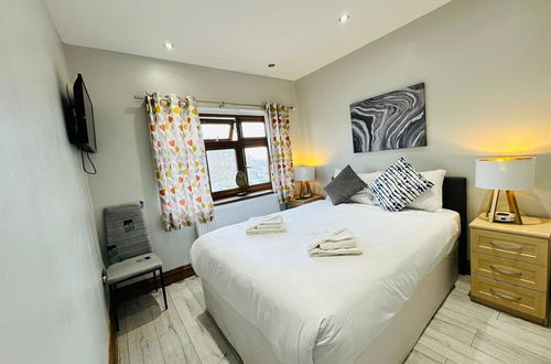 Photo 4 - Spacious 6 Bed House in Wembley