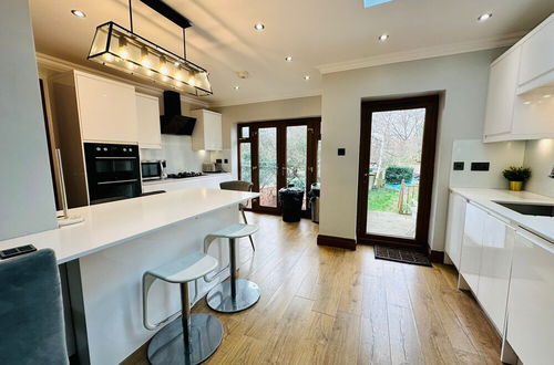 Photo 16 - Spacious 6 Bed House in Wembley