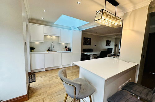 Photo 14 - Spacious 6 Bed House in Wembley