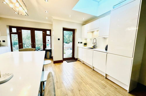 Photo 17 - Spacious 6 Bed House in Wembley