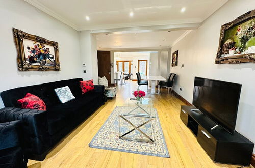 Photo 20 - Spacious 6 Bed House in Wembley