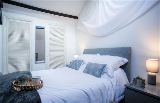 Photo 3 - Cosy At The Mews - 2 Bedroom Apartment - Tenby